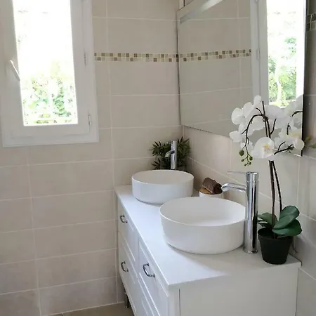 A 300 M De La Mer Villa *